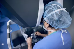 Gennaro Carpinito, MD uses the daVinci robot during an urology surgery in the operating room at Tufts Medical Center.